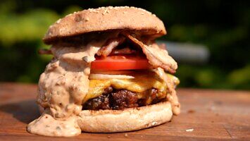 Smokey Chorizo Burger – KuchniaKwasiora