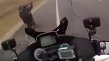 Uciekanie hulajnogą elektryczną przed motocyklowym patrolem na autostradzie...