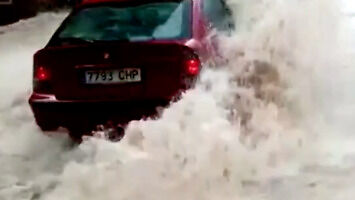 Powódź w Hiszpanii dała kierowcom do myślenia