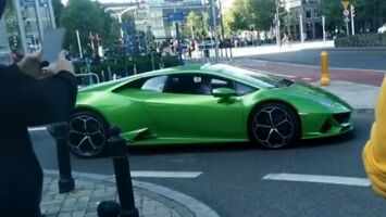 Lamborghini za 1,6 mln zł rozbija się w centrum Warszawy