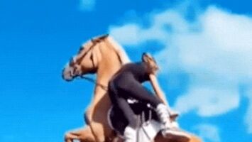 Kiedy dziewczyna wskakuje na konia