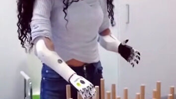 Ćwiczenie używania robotycznej protezy