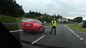 Policjant wyskakuje na drogę