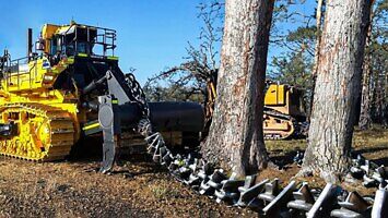 Karczowanie lasów z pomocą ciężkiego łańcucha i specjalistycznego sprzętu
