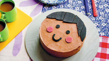 Wpychanie twarzy w tort urodzinowy to taka „fajna” zabawa