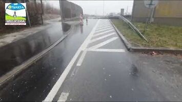 Groźny wjazd do Wieliczki. Kierowcy niszczą felgi na ścieżce rowerowej