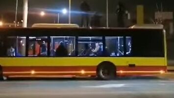 Nastolatkowie nagrywali filmik na dachu wrocławskiego autobusu