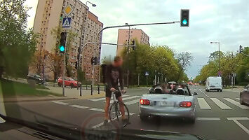 Bójka rowerzysty z kierowcą w Warszawie