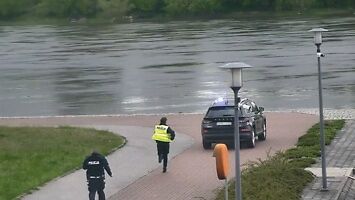 Policjant, ryzykując własne życie, uratował tonącą w Wiśle nastolatkę