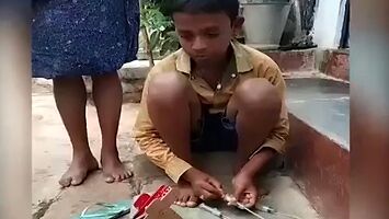 Biedny dzieciak zbudował sobie koparkę ze śmieci