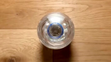 Zbliżenie do butelki z wodą