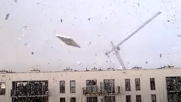 Wichura przewróciła 30-metrowego żurawia w Krakowie