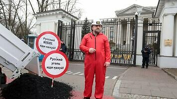 Tymczasem pod rosyjską ambasadą w Warszawie