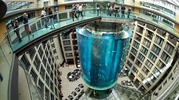 Eksplodowało największe na świecie cylindryczne akwarium z wodą morską