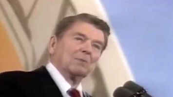 Reakcja Ronalda Reagana na dźwięk pękającego balonu podczas jego przemowy