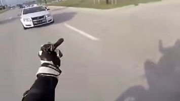 Kozaczący motocyklista ucieka przed policją