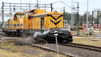 Zderzenie lokomotywy z SUV-em w Warszawie