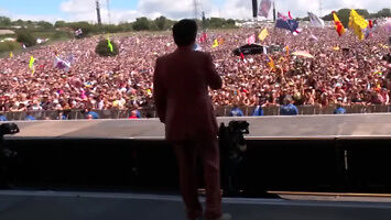 Tłum szaleje do RickRolla podczas festiwalu Glastonbury