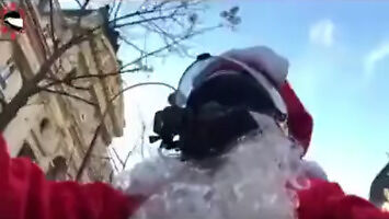 Święty Mikołaj we Francji ściga ulicami kierowcę, który uciekł z miejsca kolizji