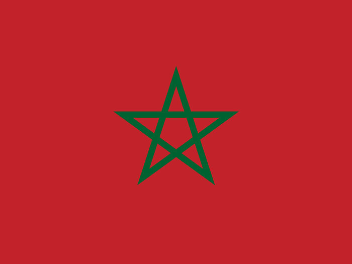 Czerwona flaga z pięcioramienną (pentagram), zieloną gwiazdą umieszczoną pośrodku...