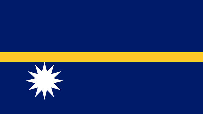 Błękit symbolizuje bezkresne przestrzenie Oceanu Spokojnego, pas pośrodku – równik (żółty), biały – kolor fosforytów, największego bogactwa wyspy, gwiazda – położenie wyspy tuż na południe od równika.