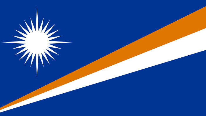 Flaga przedstawia położenie wysp (symbolizowanego przez gwiazdę) kilka stopni na północ od równika (pasy skośne) na Oceanie Spokojnym (niebieski płat flagi).