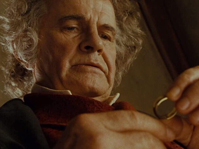 Które urodziny obchodzi Bilbo Baggins na początku opowieści?