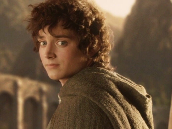 Jaki los spotyka Frodo na końcu opowieści?