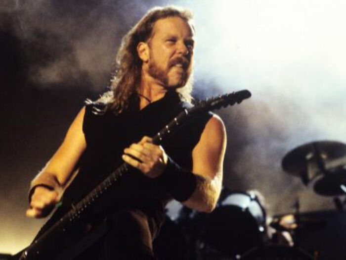 James Hetfield stoi na czele jakiego zespołu?