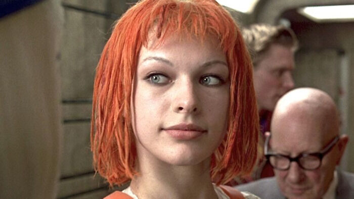 Czy w filmie „Piąty element” poznajemy imię rudowłosej bohaterki, w którą wcieliła się Milla Jovovich?