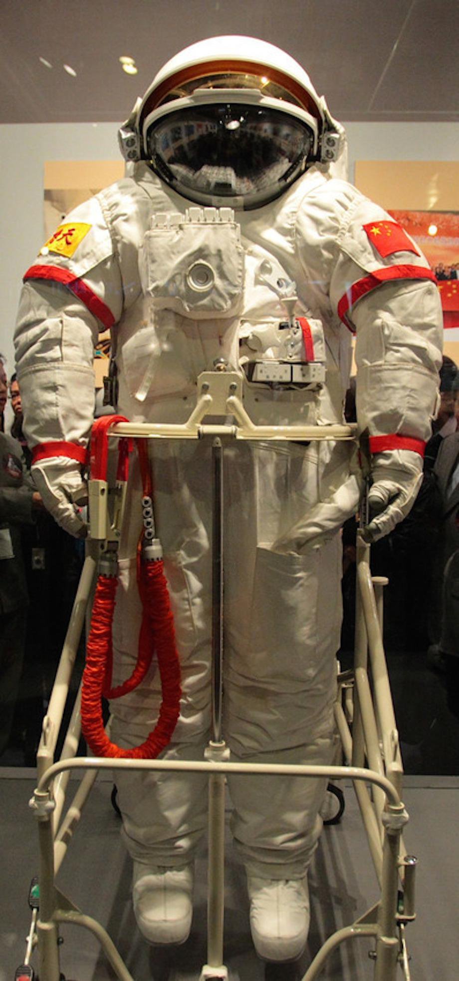 check-out-the-evolution-of-the-space-suit-41-hq-photos-29