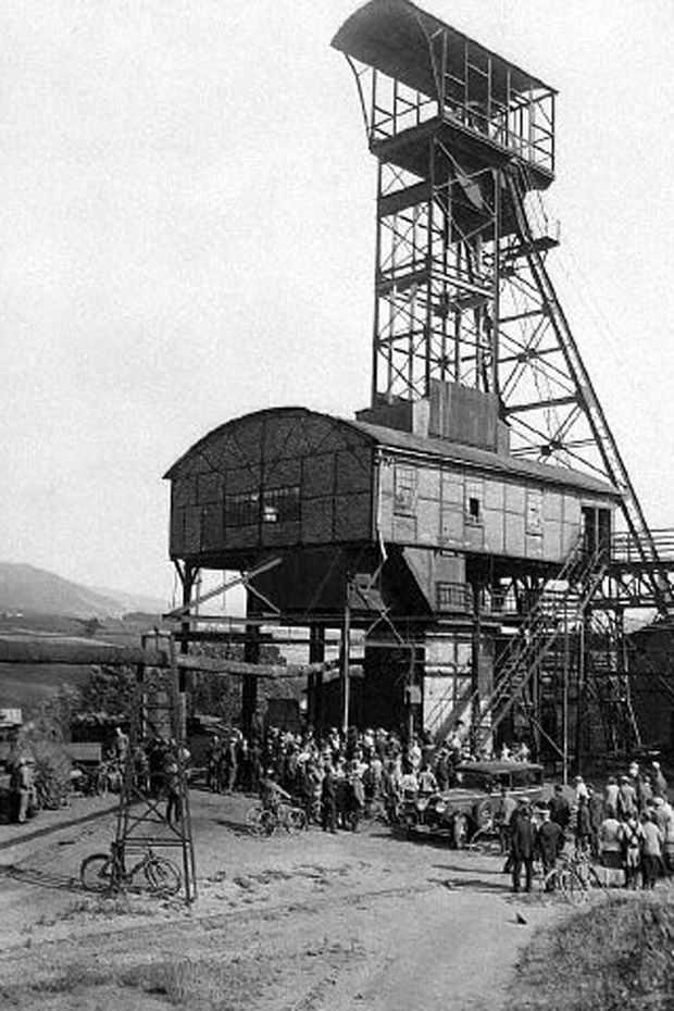 14 Oct 1931, Neurode, Germany --- After it was threatened with closure 3000 workers bought the Wenzeslaus mine in Neurode, Lower Silesia. This is the Kurts shaft. --- Image by © Austrian Archives/CORBIS