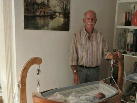 Dziadek zrobił kołyskę dla swojego wnuka