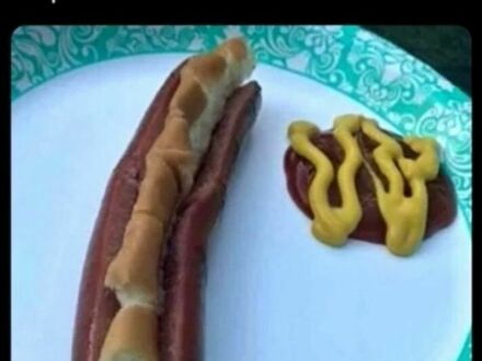 Hot-dog wywrócony na drugą stronę