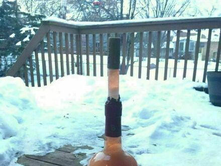 Jak zimą otworzyć wino bez korkociągu