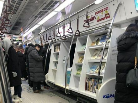 Mini biblioteka w pociągu w Seulu
