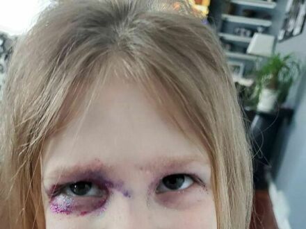 Moja córka zaczęła robić swój własny make-up. Coś czuję, że Opieka Społeczna niedługo zapuka do moich drzwi