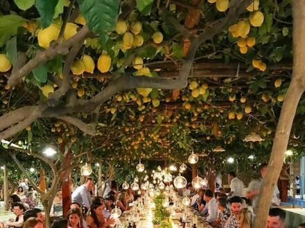 Włoska restauracja pod drzewkami cytrusowymi
