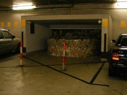 Rzymska studnia we wnętrzu parkingu podziemnego w Kolonii, Niemcy