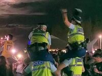 Policjanci z Nowej Zelandii nadzorujący festiwal muzyczny