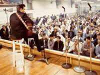 Johnny Cash występujący przed więźniami w Więzieniu Folsom, 13 stycznia 1968