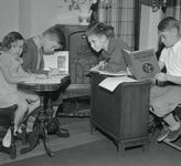 Dzieci uczące się podczas wybuchu polio w latach 40. Nauczyciele prowadzili lekcje przez radio