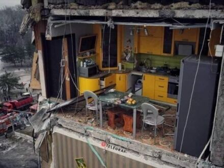 Kuchnia w ostrzelanym budynku w Dnieprze