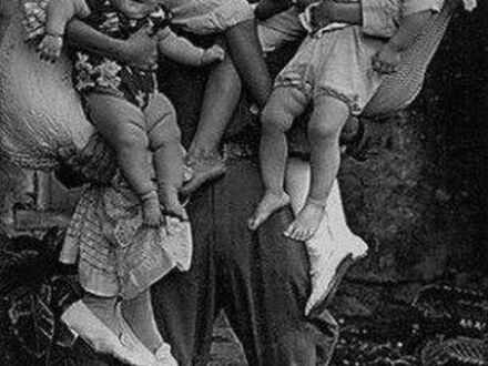 Facet utrzymujący całą swoją rodzinę, Filipiny, 1912 rok