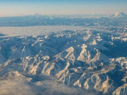 Widok z okna samolotu - widać jednocześnie góry Rainer, St  Helens, Adams i Hood