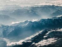Szwajcarskie Alpy widziane z samolotu