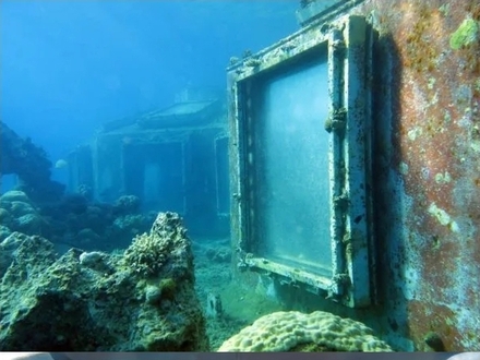 Porzucona podwodna restauracja
