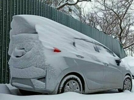 Wiatr ukształtował śnieg na tym samochodzie w najbardziej aerodynamiczny kształt