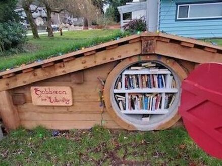 Miniaturowa biblioteka w kształcie chaty Hobbita