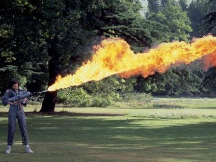 Sigourney Weaver z miotaczem ognia